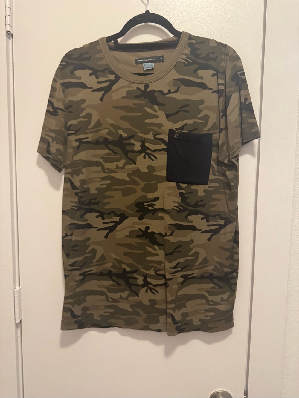 French Connection Men’s Medium Camo T-Shirt Green Camouflage Crew Neck Pocket Te